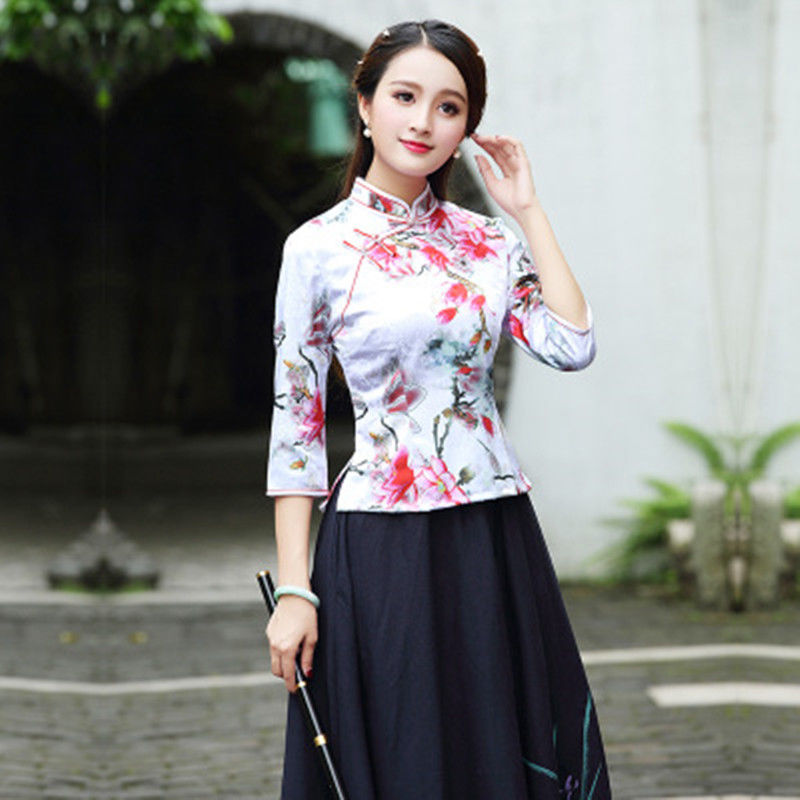 现在女人真会穿，如此妩媚的旗袍穿出去，确实迷人，连女人都喜欢