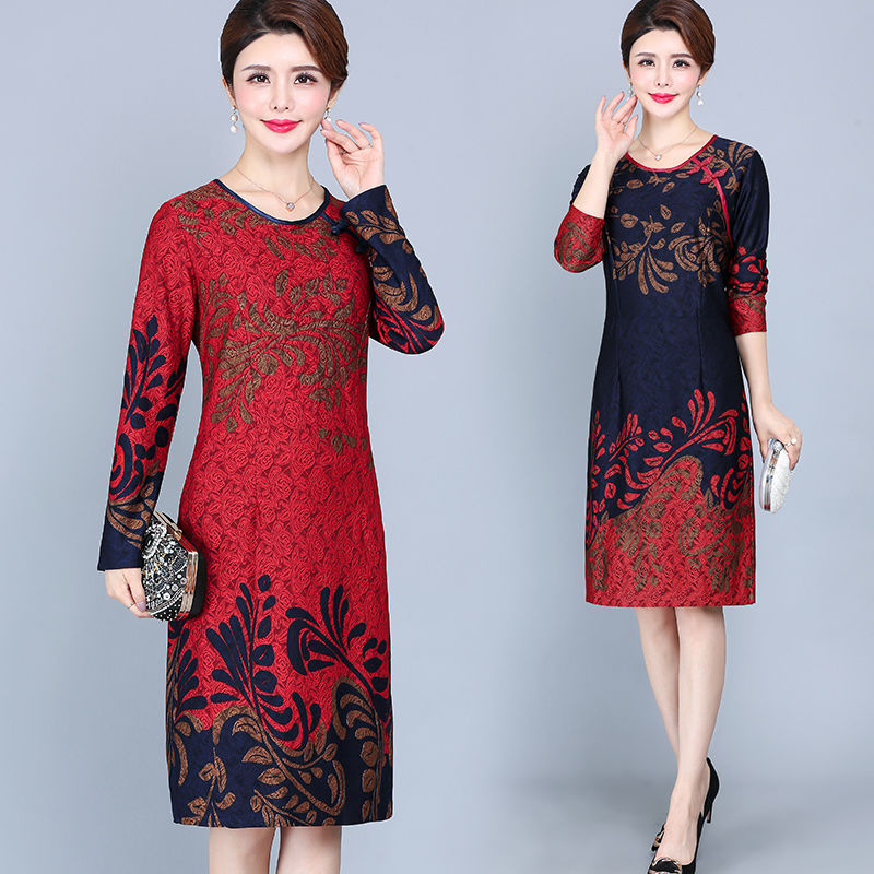 48岁老婆真时髦，穿上这种“改良旗袍”秋裙，遮肉显瘦又减龄