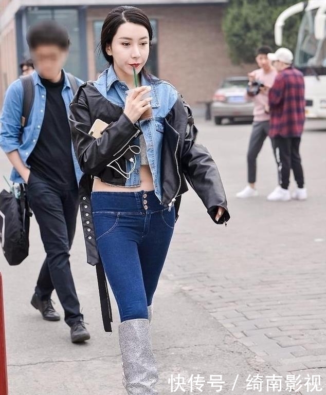  『咖啡色』美女街拍：身材高挑、颜值漂亮的小姐姐，牛仔裤搭配，不失潮流！