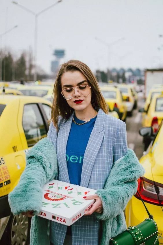 入秋这两个颜色穿在一起=很贵!