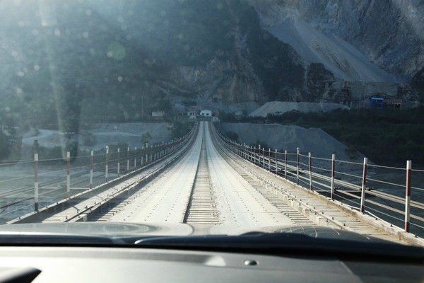 自驾霸道穿越丙察察闯西藏，悬崖边上走一遭，遭遇塌方，泥地陷车