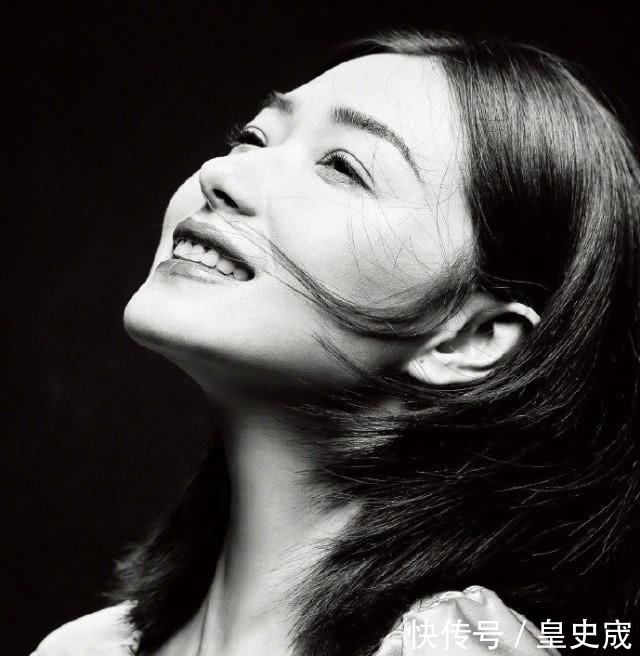 出纤细@“都市女性”时尚造型,展现知性优雅的气息,37岁万茜封面秀
