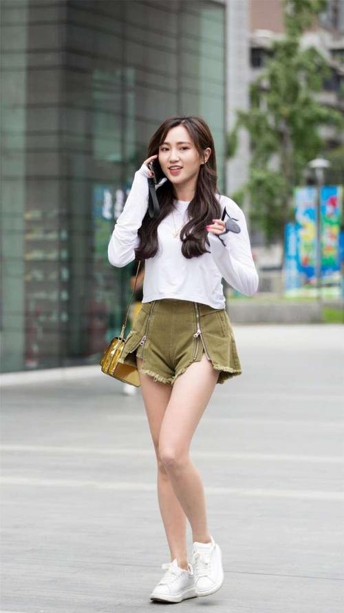 路人街拍，小姐姐这一套搭配看上去就格外的性感