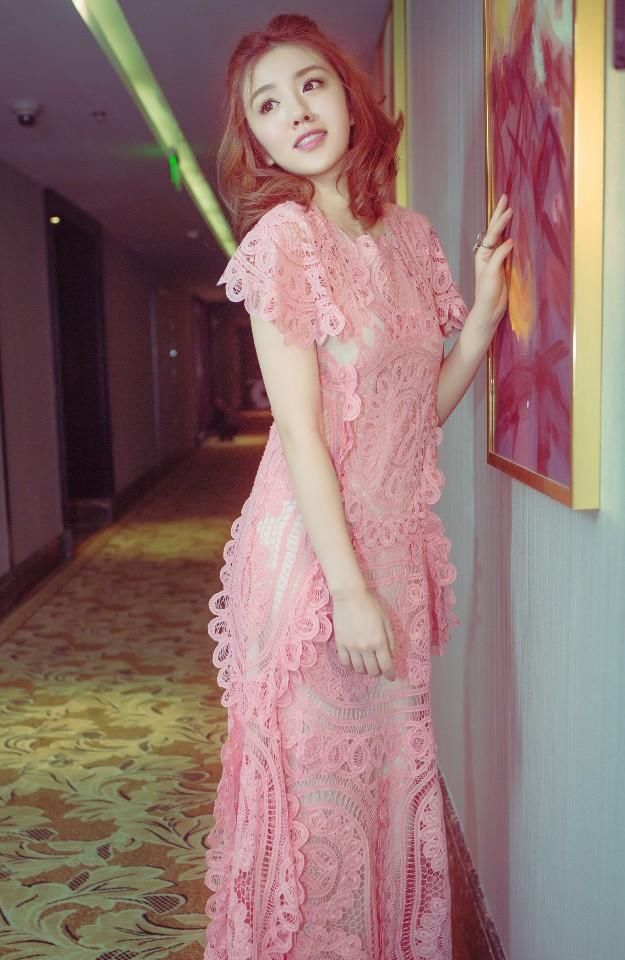 王晓晨惊艳亮相,穿着一袭薄纱粉裙美如公主,被她的颜值圈粉了!