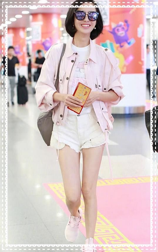 佟丽娅厉害了！背带裤只系一边竟然也不掉，网友：88斤体重假的吧