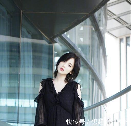 娜扎真敢穿! 衣领前后深V露一大半, 网友 裙子长度好尴尬