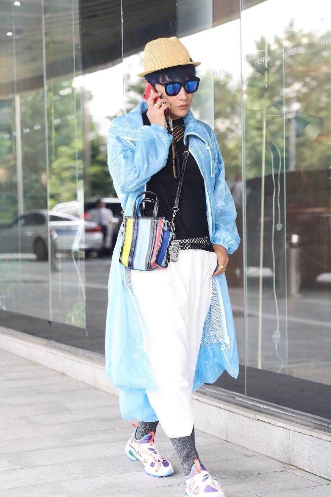 陈志朋的时尚太难懂，雨衣配网衫亮丝袜，网友：全身都是亮点