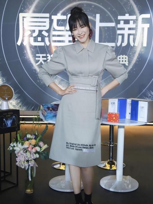  『连衣裙搭配』李艾不愧是名模出身，短发搭配吊带连衣裙现身，身材比例太出众