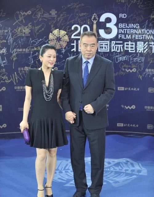 『 儿子』无论穿啥都略显疲态，只跟儿子一块时显少女，51岁陈红身材发福