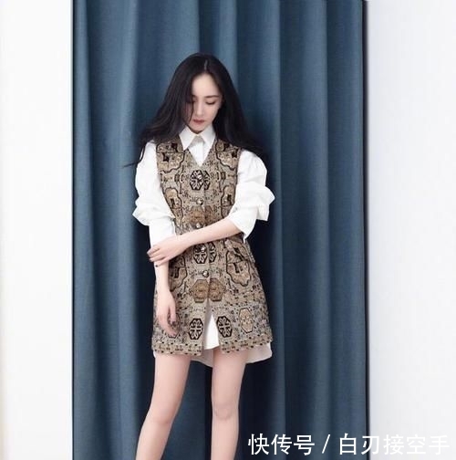  「西装」难怪面条只吃一根，杨幂西装牛仔裤配长筒靴，舞台上双腿细成焦点