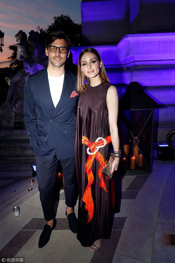 2018秋冬巴黎高定时装周：名媛巴勒莫与老公甜蜜亮相 紫色长裙优