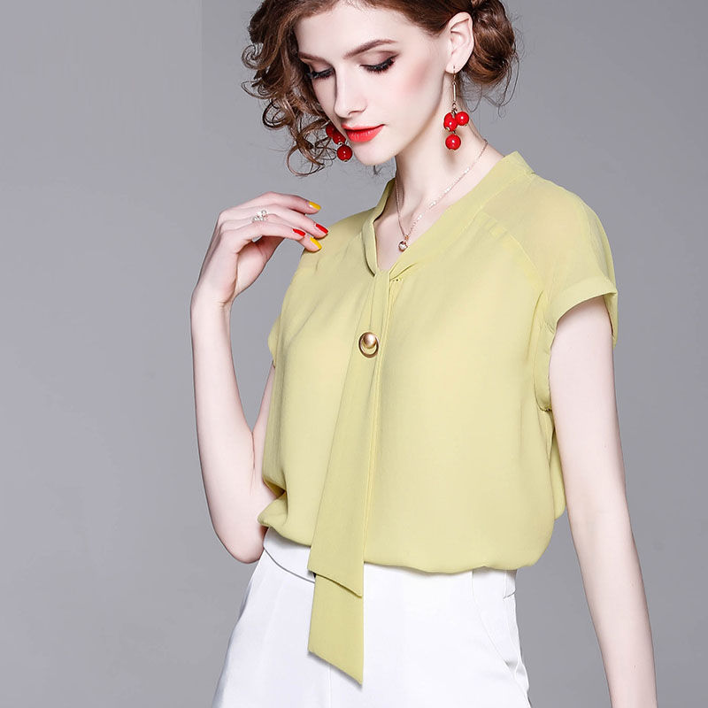 难怪嫂子一直这么美嫩，原来都穿这娃娃衫+短裤，衬肤减龄超洋气