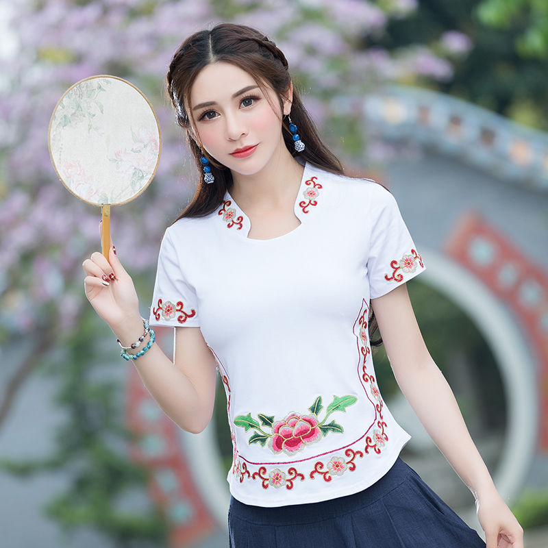 瞧瞧,这就是现在流行的民族风,你别说,穿起来更显年轻了