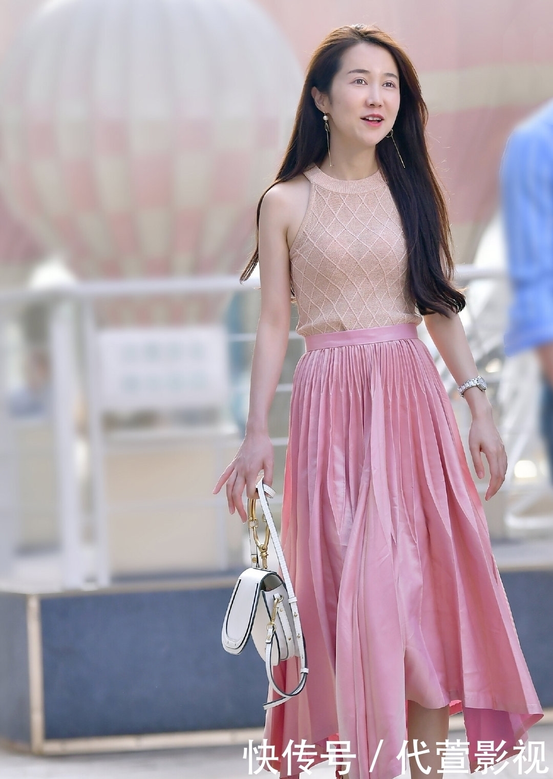  『粉色』美女街拍夏日里的“粉色”时尚，小姐姐微微一笑很倾城