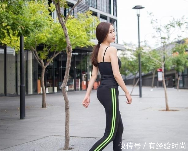 气质好的紧身打底裤美女，穿出女神风采，突显柔美线条感！