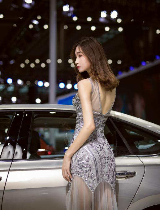 聚光灯下：性感包臀裙车模小姐姐，有气场又显身材，凸显气质美！