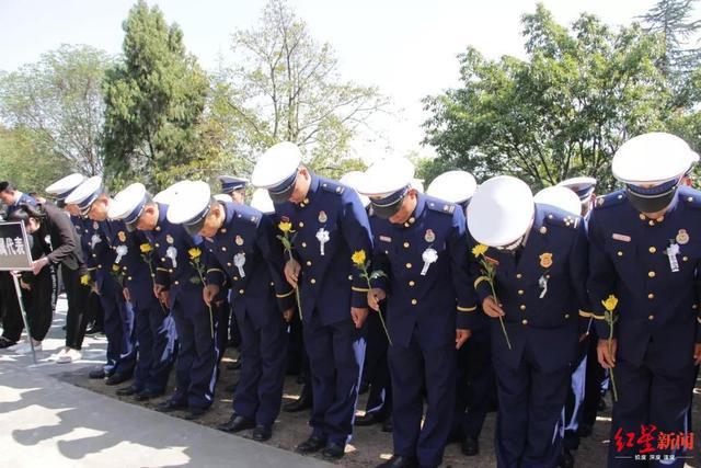 最后看一眼故乡！烈士张浩回家，西昌数万群众迎接