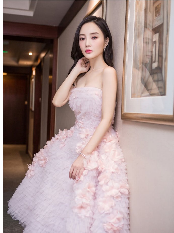 本以为白百何的抹胸裙够醒目，可看了李小璐，我的小心脏受不了了