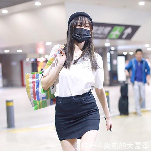 张天爱超短裤已经很短了，却还在往上卷，网友：大腿根都看见了！