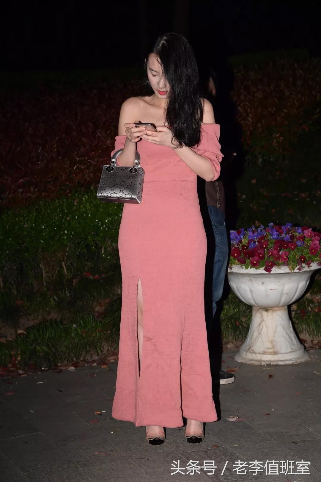 街拍:身材修长婀娜穿开叉长裙的宽胯翘臀的性感美女