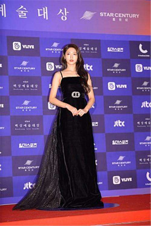 23岁的她这腿这腰这胸美的让人无法直视, 网友大呼想要谈恋爱