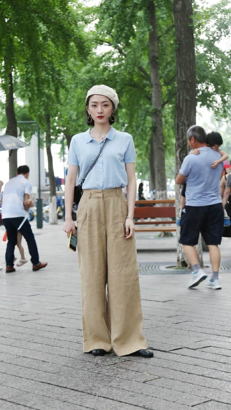 路人街拍：两位长腿小姐姐笑容甜美，锁骨性感，时尚美丽啊