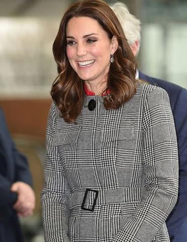 戴安娜王妃两任儿媳穿搭PK, 凯特王妃不敌扎头发的梅根, 网友: 罕