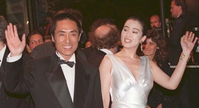  『巩俐』为了巩俐，张艺谋抛弃原配肖华，肖华现在过得怎么样了？