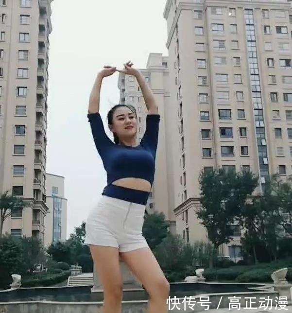 完美:没有完美臀型,穿这种长裙尽显缺点吧?