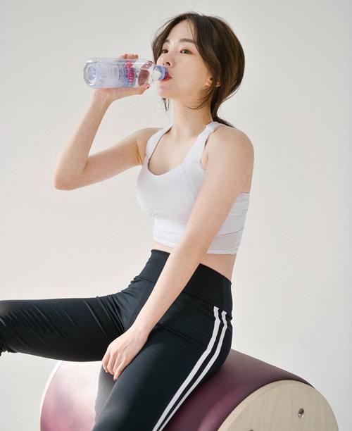 活泼可爱的打底裤美女，丰满的身材，纤细的腿部线条，十分吸睛！