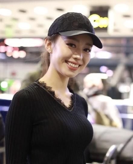  【面孔】26岁吉娜天使面孔魔鬼身材，脱掉羽绒服大秀好身材，这腰我酸了