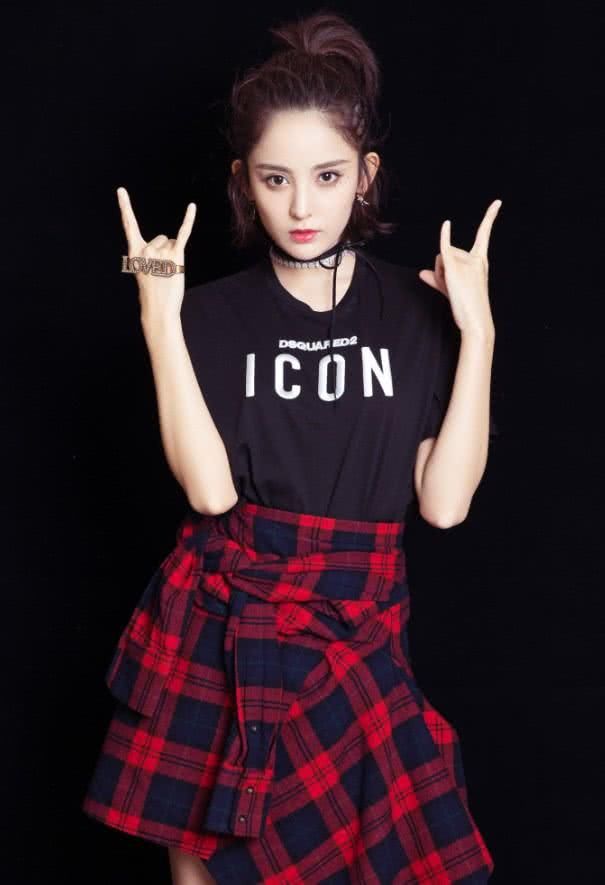 娜扎短裤秀美腿，新造型遭吐槽，网友:要这么多铆钉干啥?揍人吗