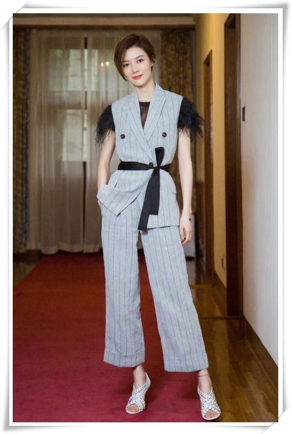 36岁车晓素颜现机场，孤身一人无人识，网友：昔日阔太变路人！