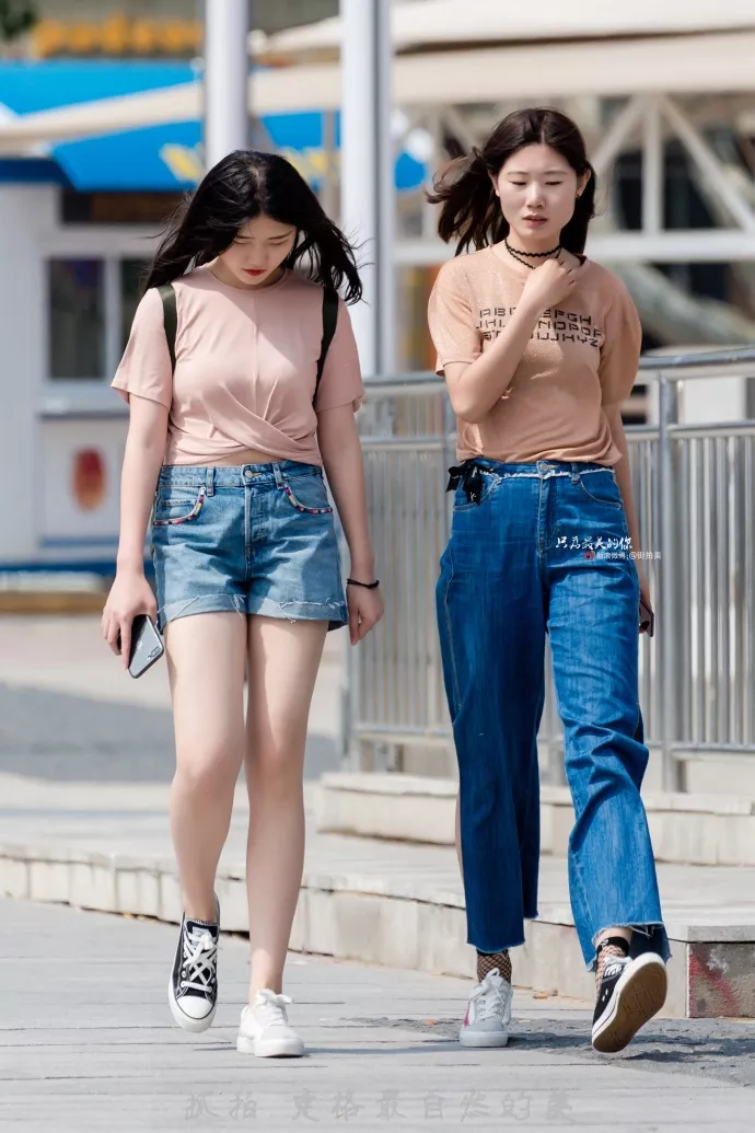 街拍：夏日街头好闺蜜，穿紧身牛仔热裤，简单大方却又不失洋气