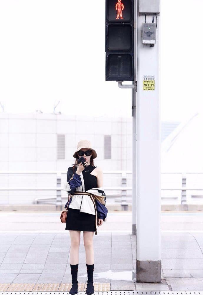 李承铉不管管吗?戚薇走性感风穿的这么少就来机场秀了!