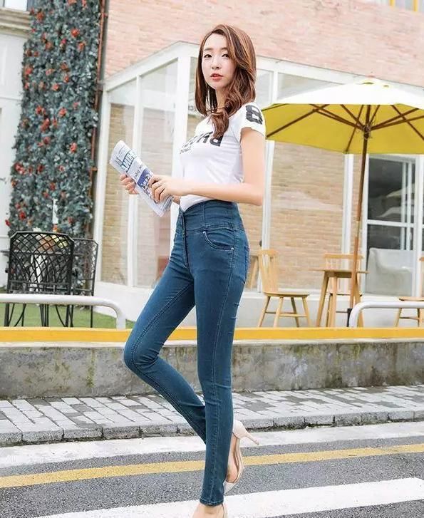 牛仔裤淋漓尽致的展现出女性美