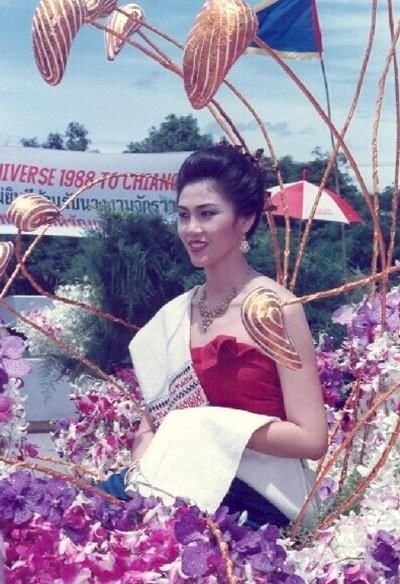 51岁的英拉:连衣裙露光滑肩膀，相比朴槿惠更有气质!