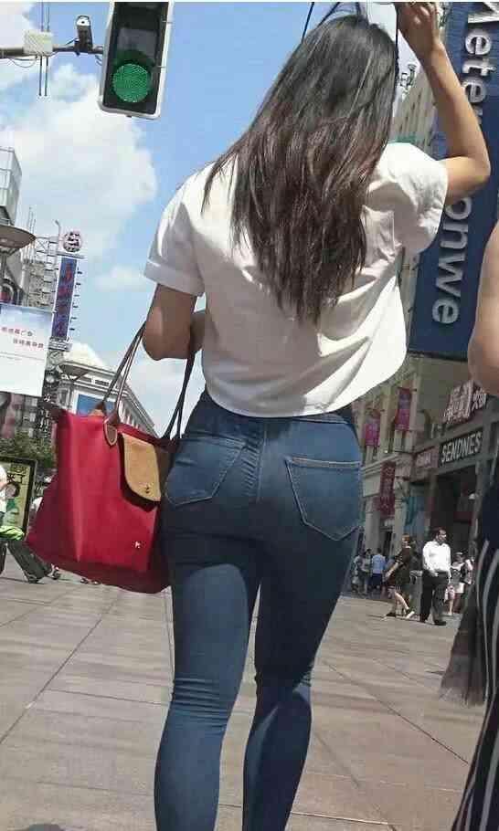 谁说牛仔裤就是那么的刻板，穿了它让你张扬出你的小个性