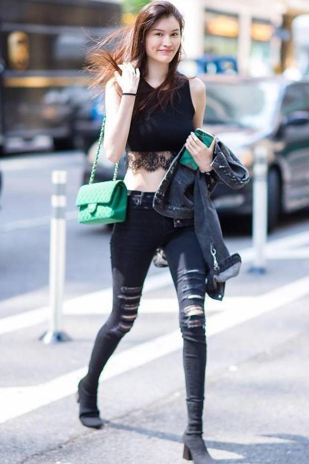 街拍：小姐姐一件黑色的小背心，不输模特的好身材，笑起来真甜