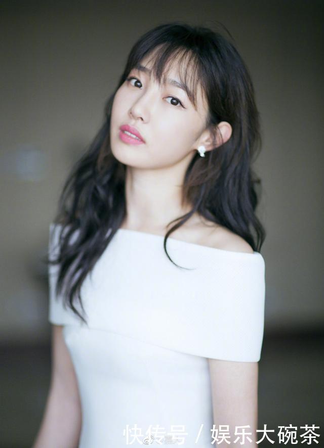 白百何身穿一字肩白色燕尾裙亮相 优雅大气 女人味十足