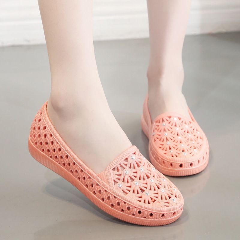 现在五十岁的女人真会搭，出门就穿这种鸟巢鞋，洋气还巨舒适