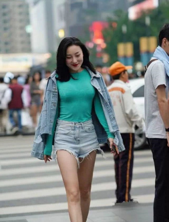  美女|路人街拍: 小蛮腰美女穿上露脐装, 气质满满