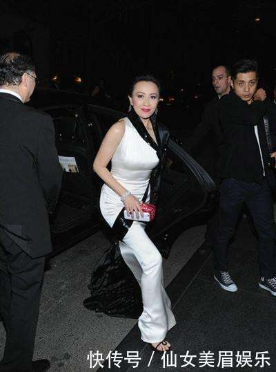 刘嘉玲穿衣越来越大胆了! 露肩长裙一片哗然, 保镖们的眼神亮了!