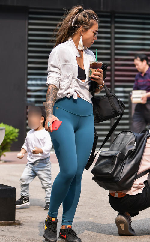 气质小姐姐紧身裤勾勒出丰腴臀线，亮银色的小眼镜跟肌肤呈现鲜明