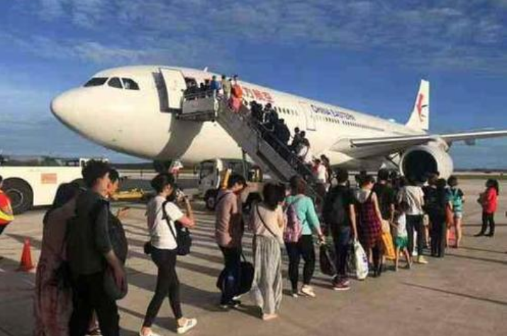 美国姑娘第一次来中国，不明白中国人一个奇怪举动，为何急于排队