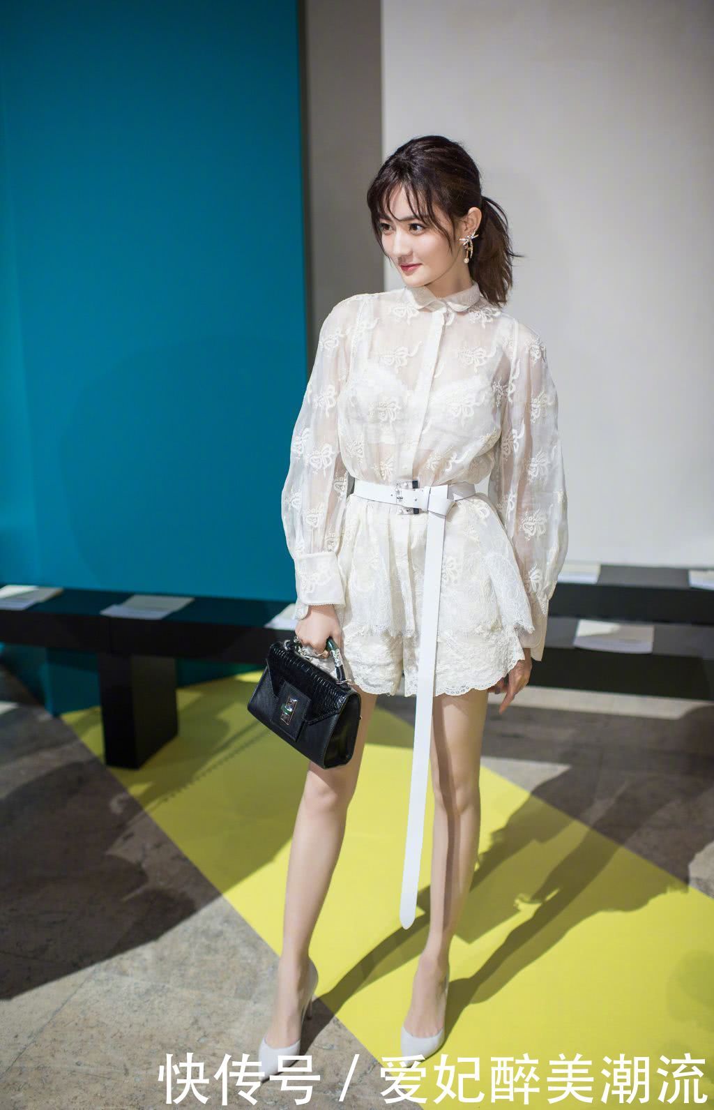 徐璐穿超短裤去机场，暴露了一双惊艳长腿，当看到她的脸我呆了！