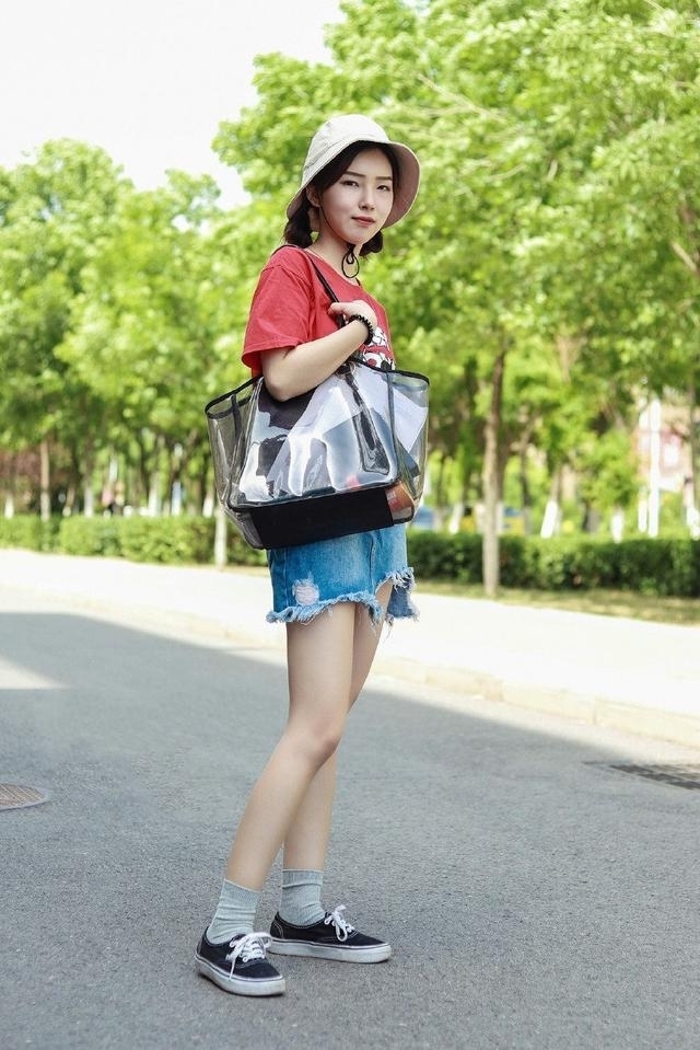 『 美女』这么修长的身材令人羡慕不已，街拍：高挑美女的穿搭术
