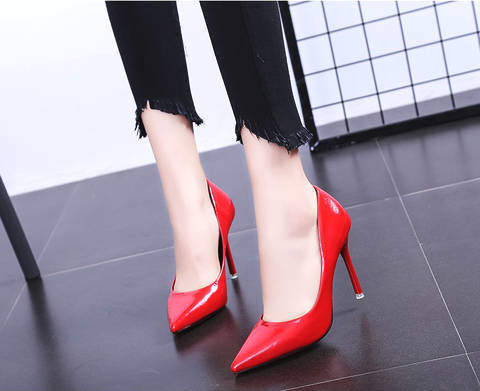 细微纹亮皮与酒杯跟结合的高跟鞋，性感又成熟