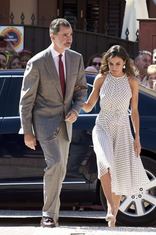 西班牙王后把黑白波点穿出独特魅力，赢了中规中矩的凯特王妃