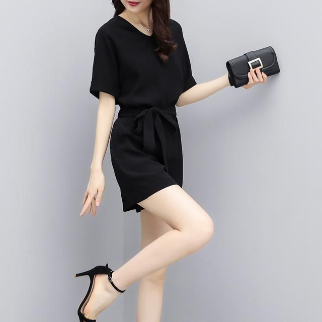 聪明媳妇越来越会“浪”，洋气吊带+短裤套装，微微一笑都倾城